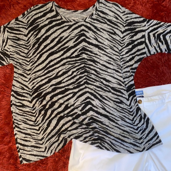 TORRID Grey and Black Zebra stripe Super Soft Plush Top! Torrid size 2! - Picture 3 of 10